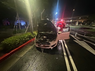 快訊》內湖成功路火燒車！ 駕駛急停路邊奔逃