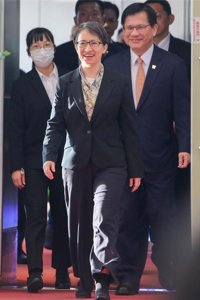 副總統蕭美琴（前）結束在比利時布魯塞爾出席「對中政策跨國議會聯盟」（IPAC）年會行程，此行由外交部長林佳龍（右後）陪同。（陳麒全攝）