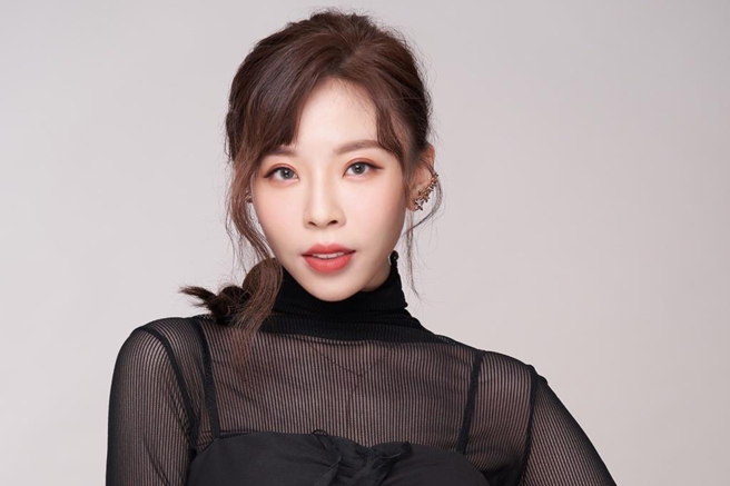 台語創作歌手鍾綺嗆聲：「不爽台灣就搬走」，引發一番議論。（圖／鍾綺工作室提供）
