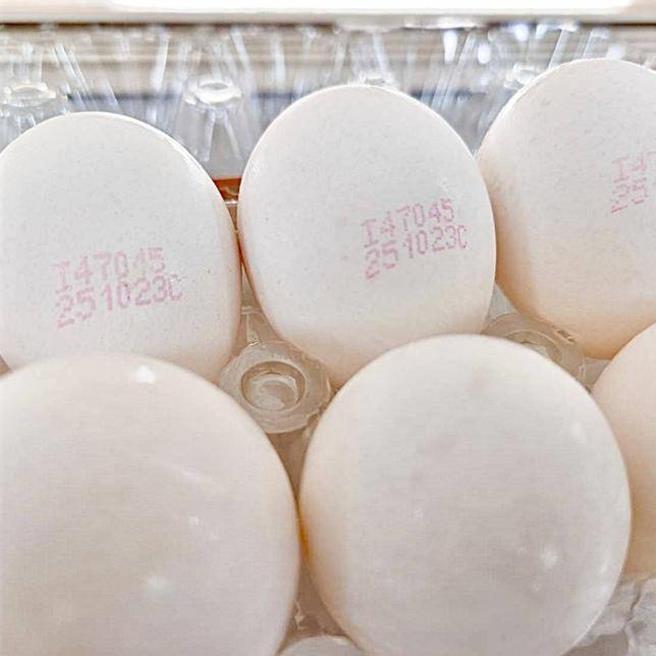 彰化縣衛生局抽驗市售雞蛋發現「鮮健蛋品洗選蛋」、蛋品溯源編碼「I47045」檢出芬普尼超標，衛生局已下令該批蛋品全數下架停售。（彰化縣衛生局提供／葉靜美彰化傳真）