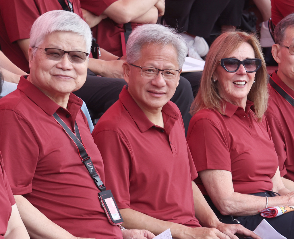 魏哲家、黃仁勳驚喜同框!專家曝台積電運動會背後大轉折