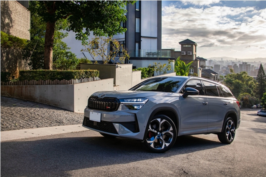 Škoda全新第二代Kodiaq RS 4x4有著不同凡響的懸浮式車頂與RS專屬黑色D柱，車頭全新造型更顯霸氣。（陳大任攝）