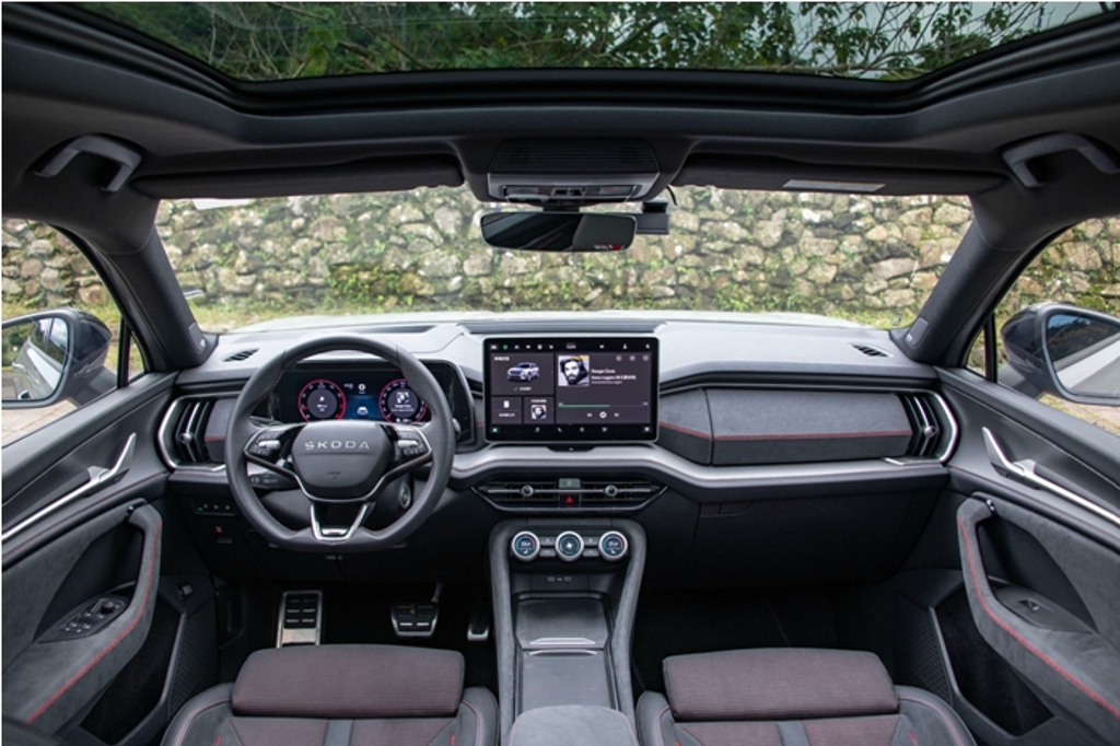 儀表控台滿滿的RS跑格，黑色頂篷、搭配RS專屬紅色縫線以及鈦晶銀格紋飾板。（陳大任攝）