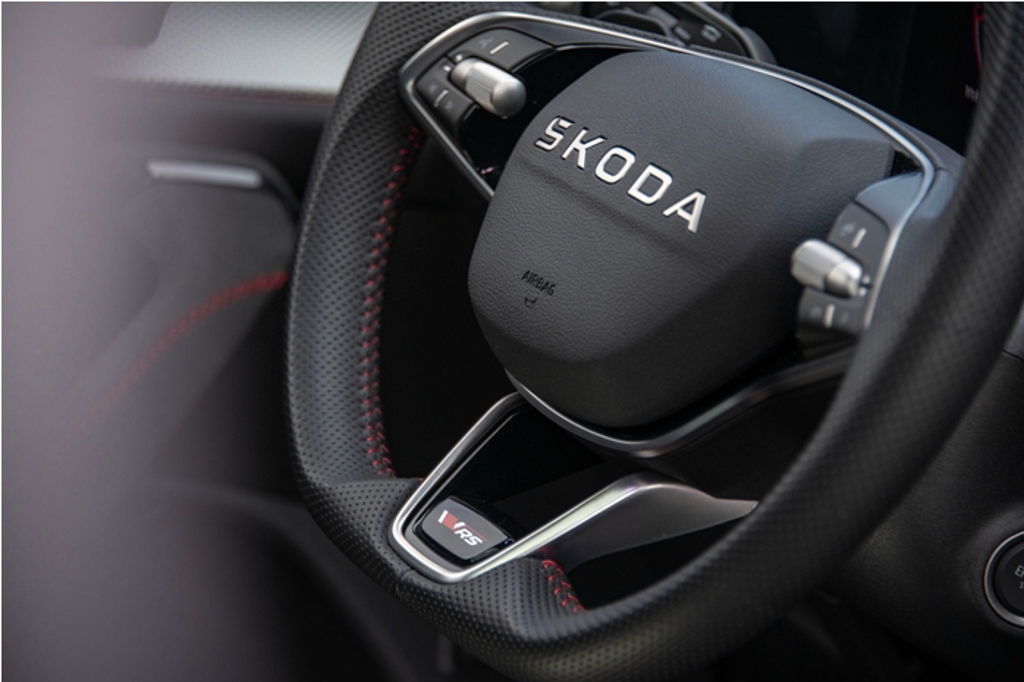 全新三幅式運動方向盤握感極佳，6點鐘位置嵌有RS專屬銘牌。（陳大任攝）