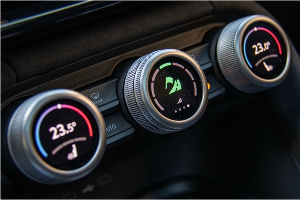 Smart Dials智慧旋鈕可快速調整音量、風向與駕駛模式等多項功能。（陳大任攝）