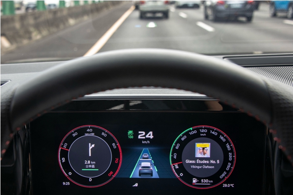 10吋數位儀表有多種顯示介面，還可顯示導航方向指引（左）的圖案。（陳大任攝）