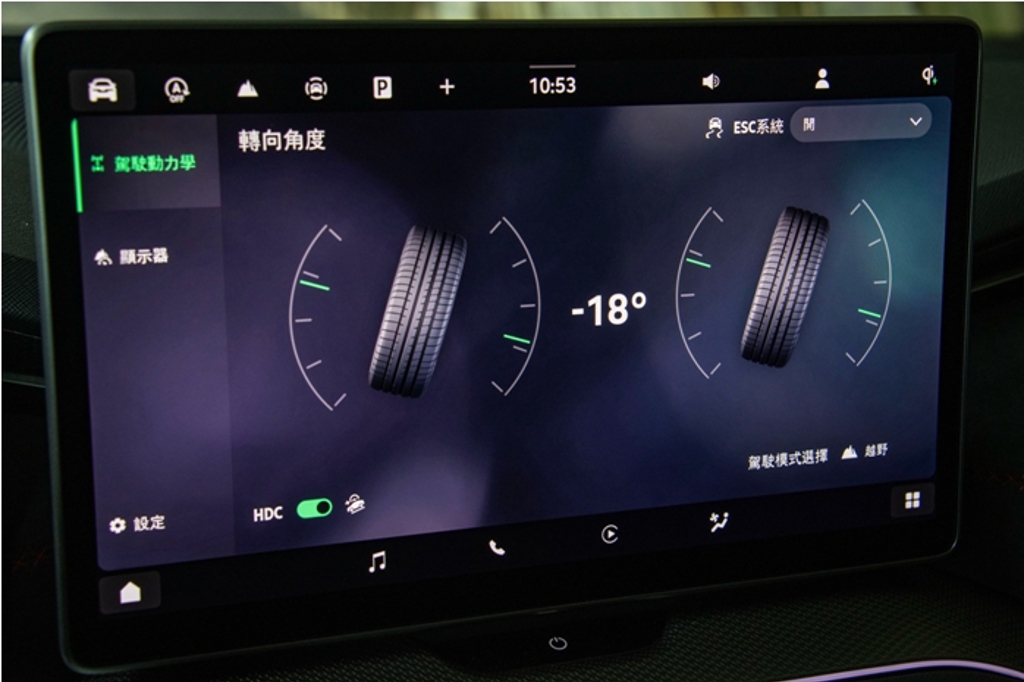 於越野模式下，中控螢幕切換至可顯示輪胎轉向角度的頁面。（陳大任攝）