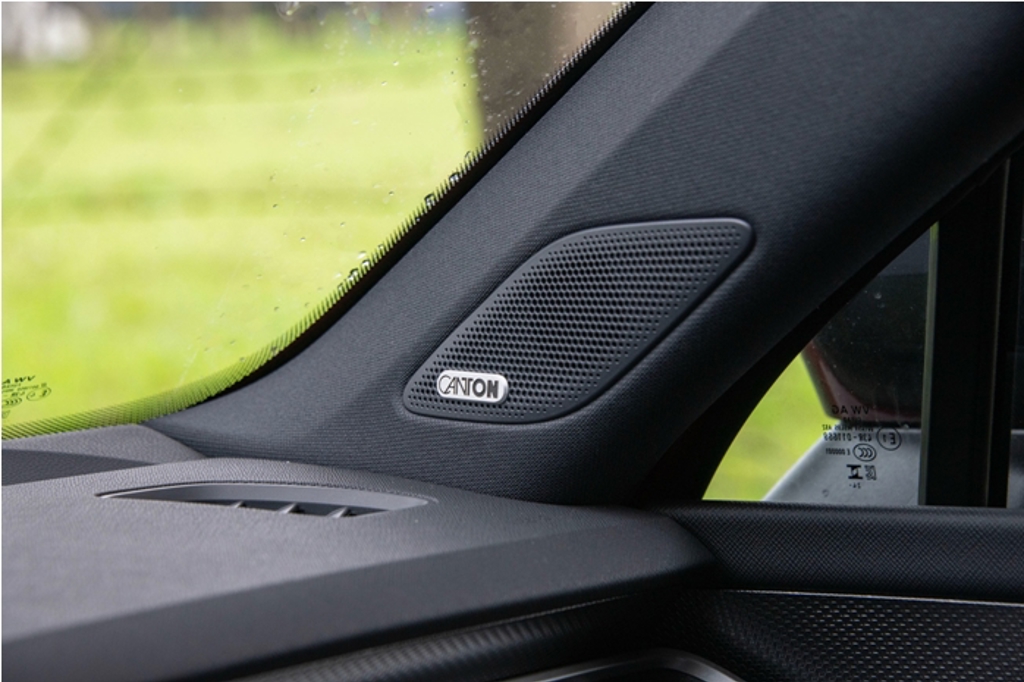 CANTON環繞音響配備13支揚聲器、1支重低音、16聲道擴大機。（陳大任攝）