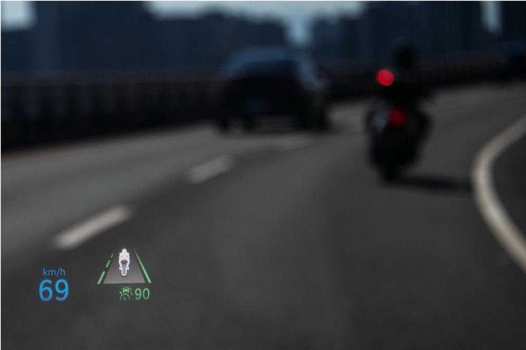 抬頭顯示器可顯示時速以及ACC主動式定速跟車、車道輔助功能，並可分辨出前車為機車（如圖）或是汽車。（陳大任攝）