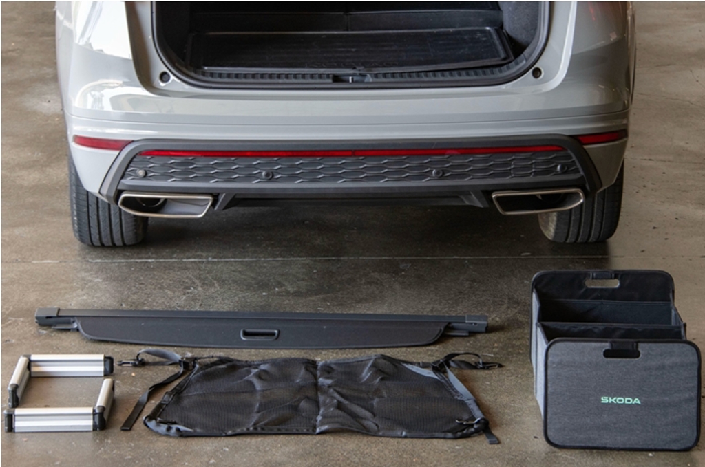 行李廂提供伸縮遮簾（後）、固定板（前左）、防護網（前中）、摺疊箱（前右）等多項配件。（陳大任攝）