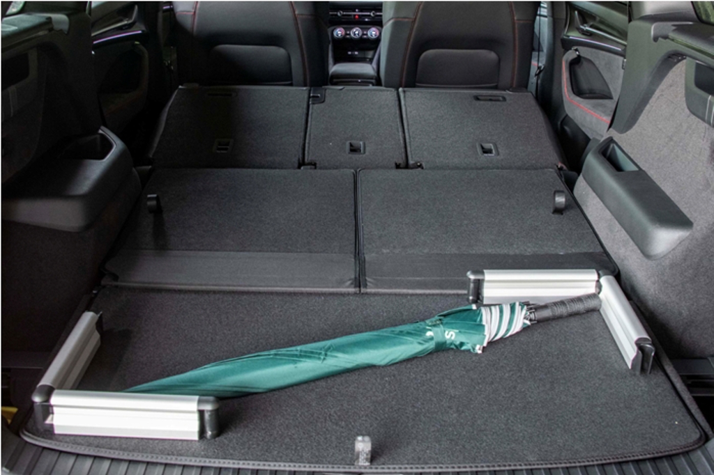 固定板下方有魔鬼氈黏於底板，再依裝載物品的形狀調整出固定的範圍及角度，相當實用。（陳大任攝）