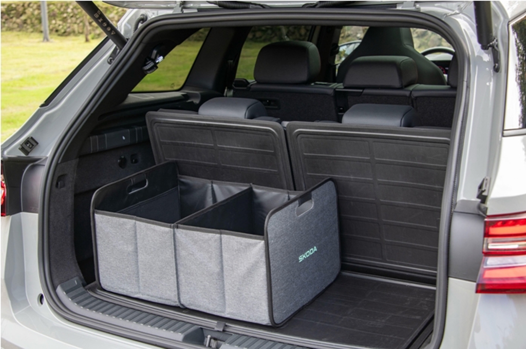 摺疊箱可隨時作為收納之用，不用時收摺於底板下方。（陳大任攝）