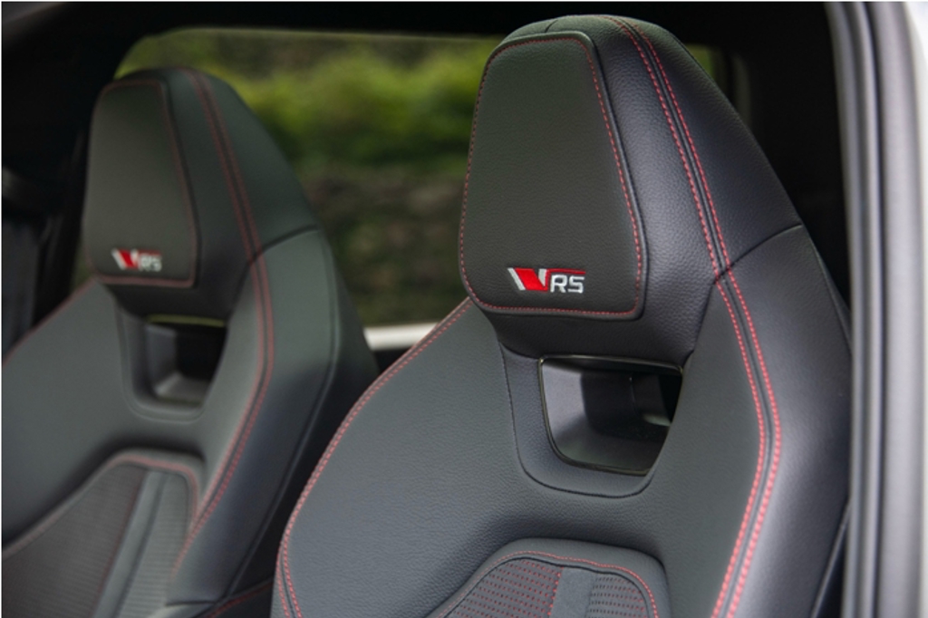 RS專屬多材質運動化座椅有良好的包覆性，頭枕飾以RS圖案。（陳大任攝）