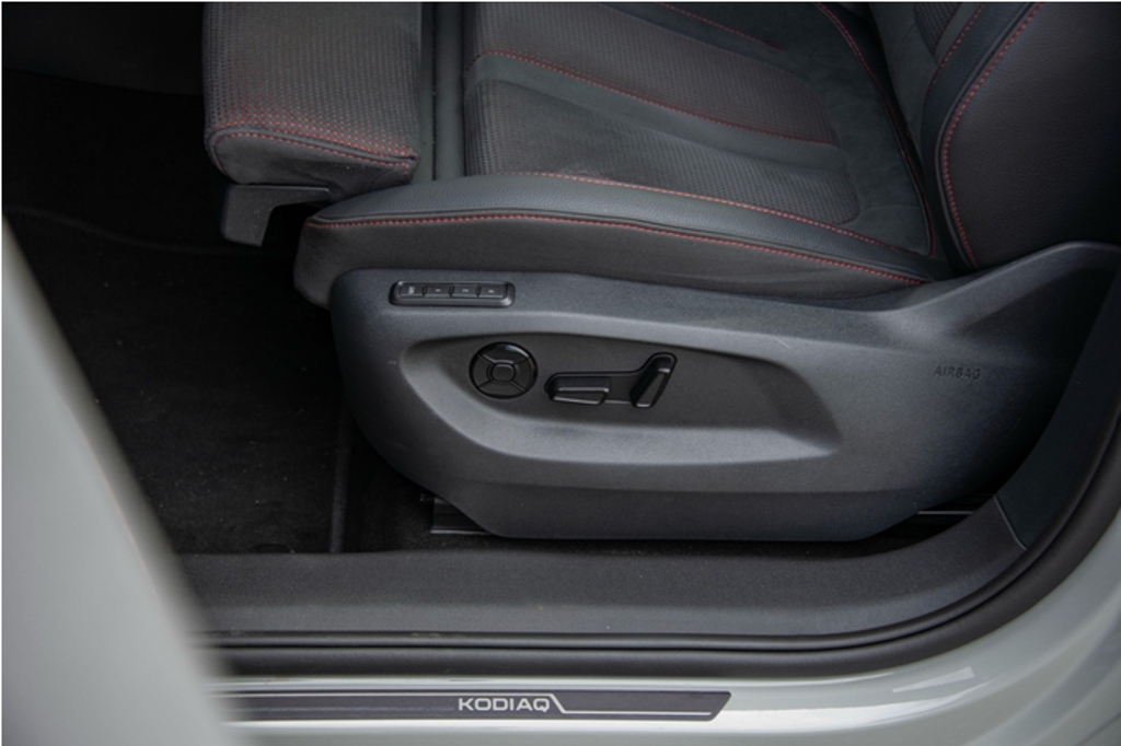 雙前運動座椅皆具8向電動調整、加熱以及3組記憶功能。（陳大任攝）