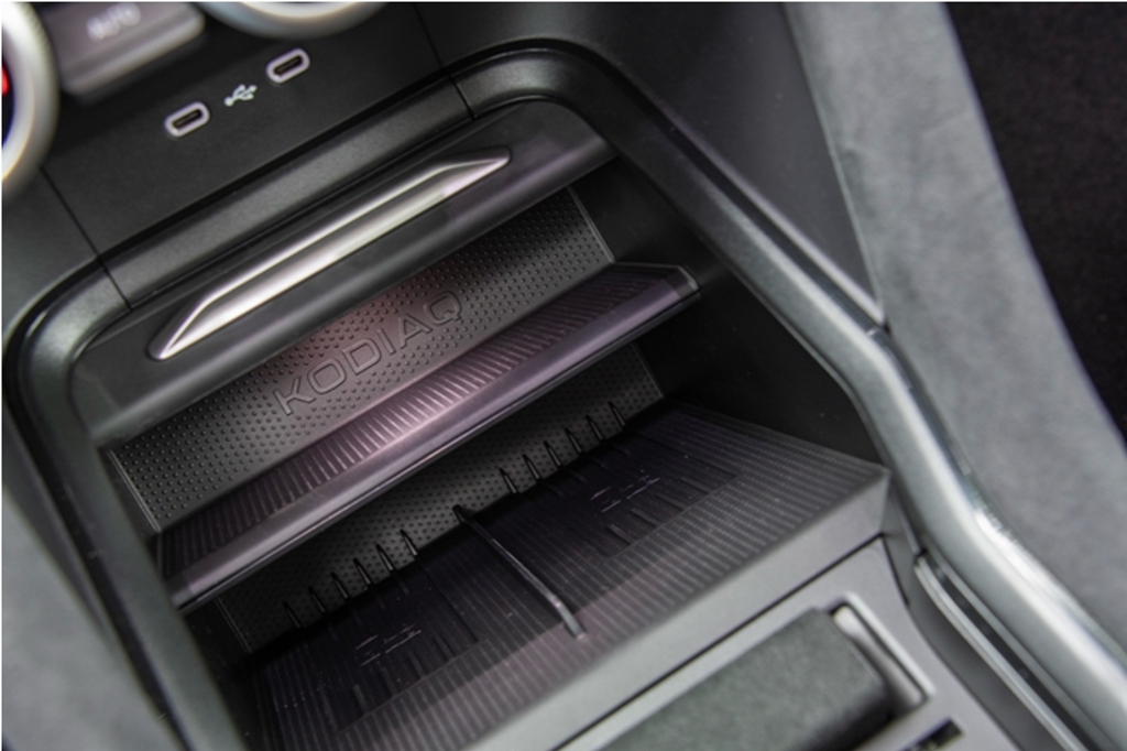 中控台下方雙無線充電板具止滑與通風降溫功能，上方置物空間有照明燈。（陳大任攝）