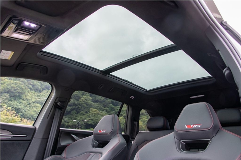 大面積天窗帶來極佳採光效果與不受壓迫的視野。（陳大任攝）