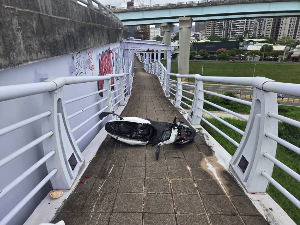 新北大橋死亡車禍!男騎士自撞護欄重摔機車道 送醫搶救不治