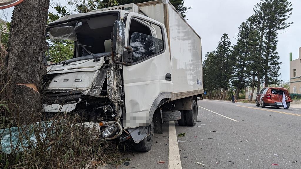 澎湖203號縣道湖西鄉志清國中前，今天早上發生一起物流車駕駛疑似酒駕追撞小客車肇禍事故。（許逸民攝）