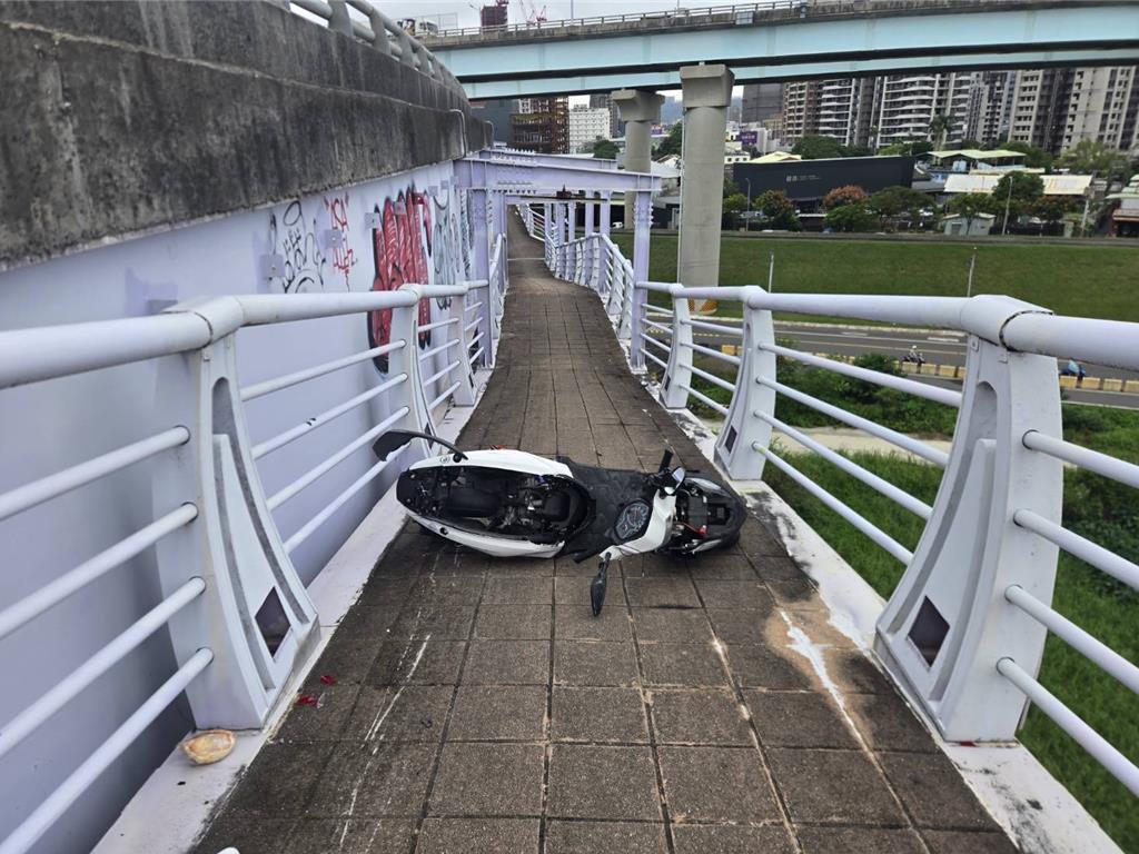 新北大橋奪命車禍  騎士疑自撞送醫不治
