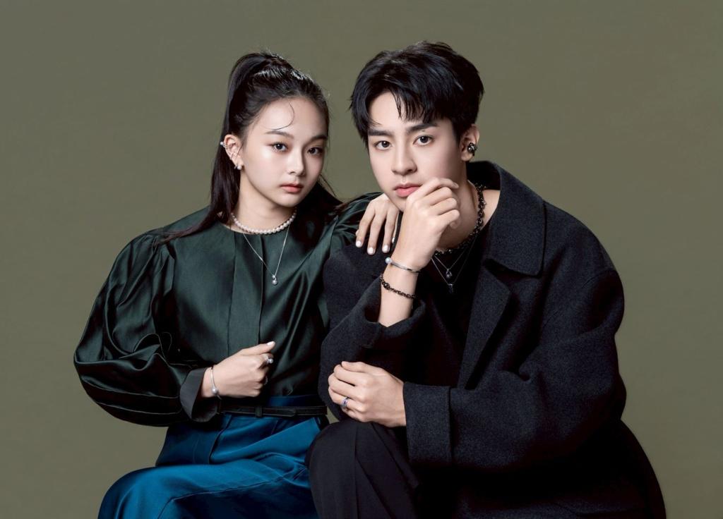 劉敬和邵奕玫為宣傳新片進棚拍攝MIKIMOTO時尚專題，兩人CP同框扮演校園情侶甜蜜入鏡。(石智中攝，服裝提供／FENDI）