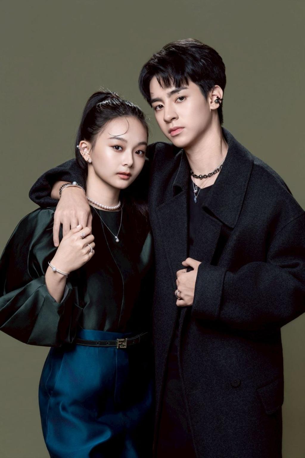 劉敬佩戴MIKIMOTO最新款的Ocean系列珠寶，邵奕玫則佩戴MIKIMOTO融入彗星元素的Starry Night系列珠寶。(石智中攝，服裝提供／FENDI）