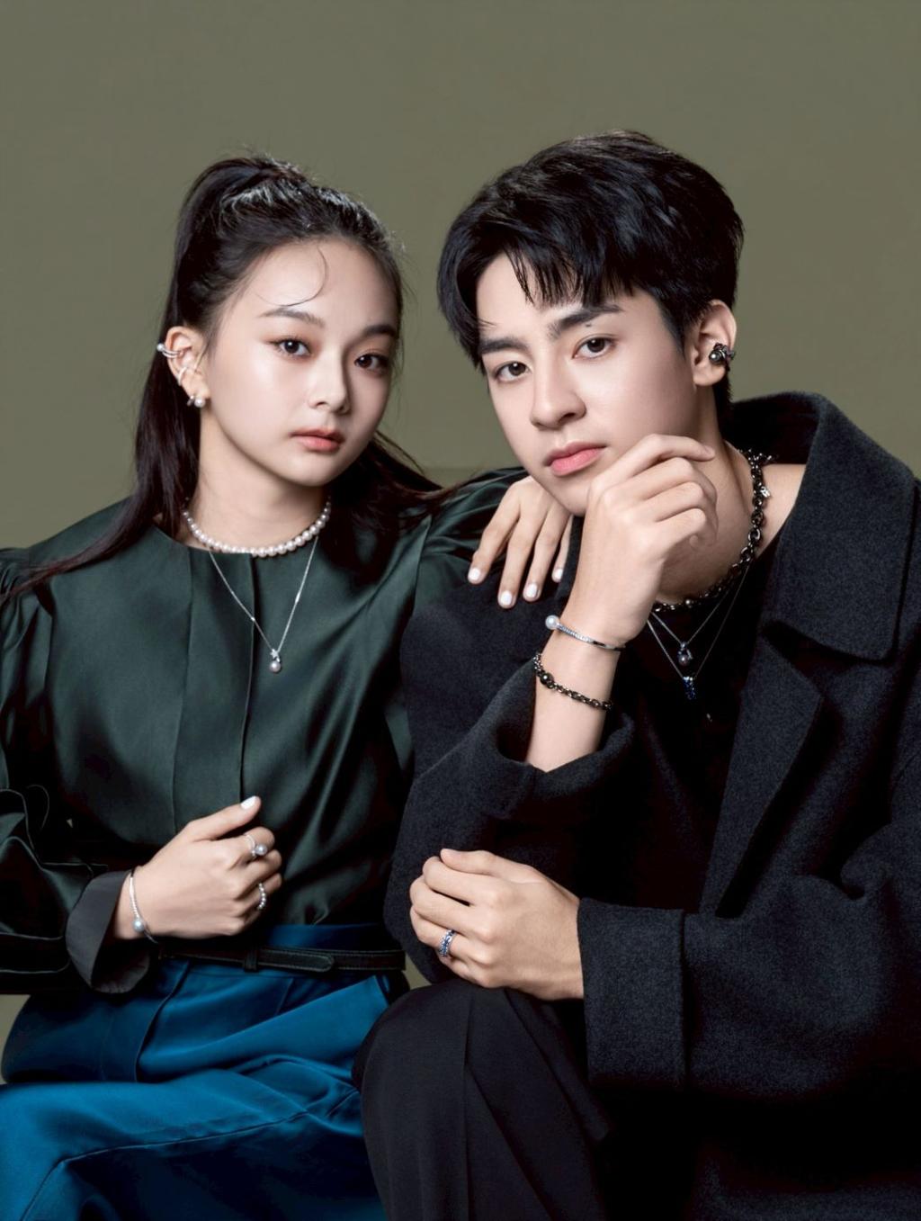 劉敬和邵奕玫為宣傳新片進棚拍攝MIKIMOTO時尚專題，兩人CP同框扮演校園情侶甜蜜入鏡。(石智中攝，服裝提供／FENDI）