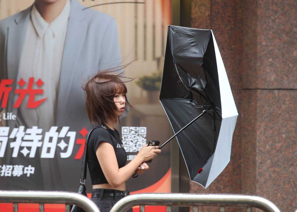 鳳凰共伴發威「這次沒有地方能倖免」 一圖看全台風雨時程