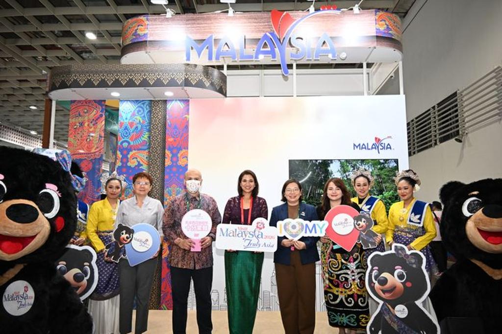 (左2起)沙巴旅遊局副首席執行官鄭素蓮、馬來西亞觀光局台北辦事處處長哈翡之、馬來西亞友誼及貿易中心首席代表艾思妮花、雪蘭莪州旅遊局首席執行官蔡依霖、砂拉越旅遊局北亞區經理黃詩瑩。 圖:馬來西亞觀光局/提供