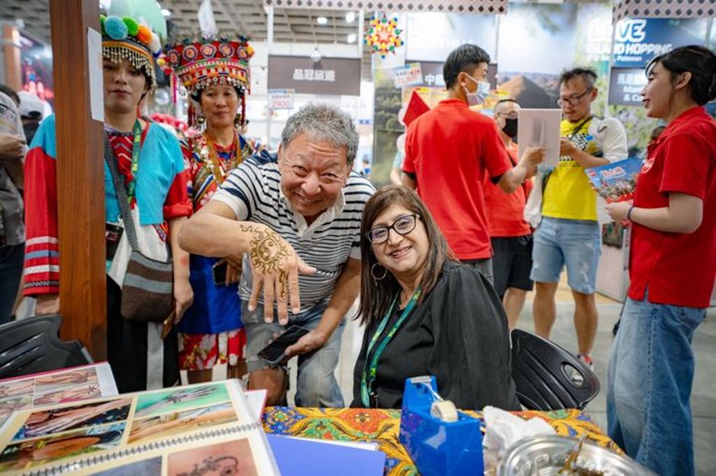 馬來西亞海娜(Henna) 藝術家Surin Kaur女士在旅展現場為民眾進行手彩繪。 圖:馬來西亞觀光局/提供