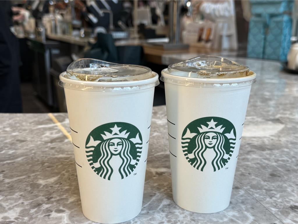 星巴克雙11當天推出飲品買1送1好康。（朱世凱攝）