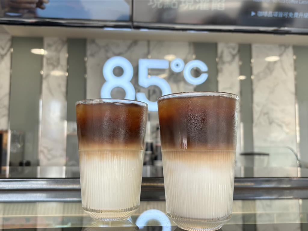 85度C在11月11日當天推5款大杯指定飲品享買2送1優惠。（85度C提供／朱世凱台北傳真）