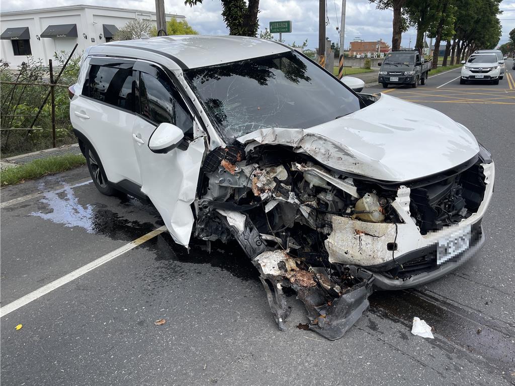 猛烈撞擊造成車頭全毀、右前輪脫落噴飛，現場一片狼藉。（警方提供／吳佩蓉宜蘭傳真）