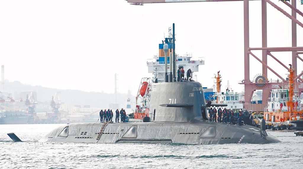 海鯤號艦艉增鷹架疑吃水下降  船迷驚呼：尾舵都看不見了