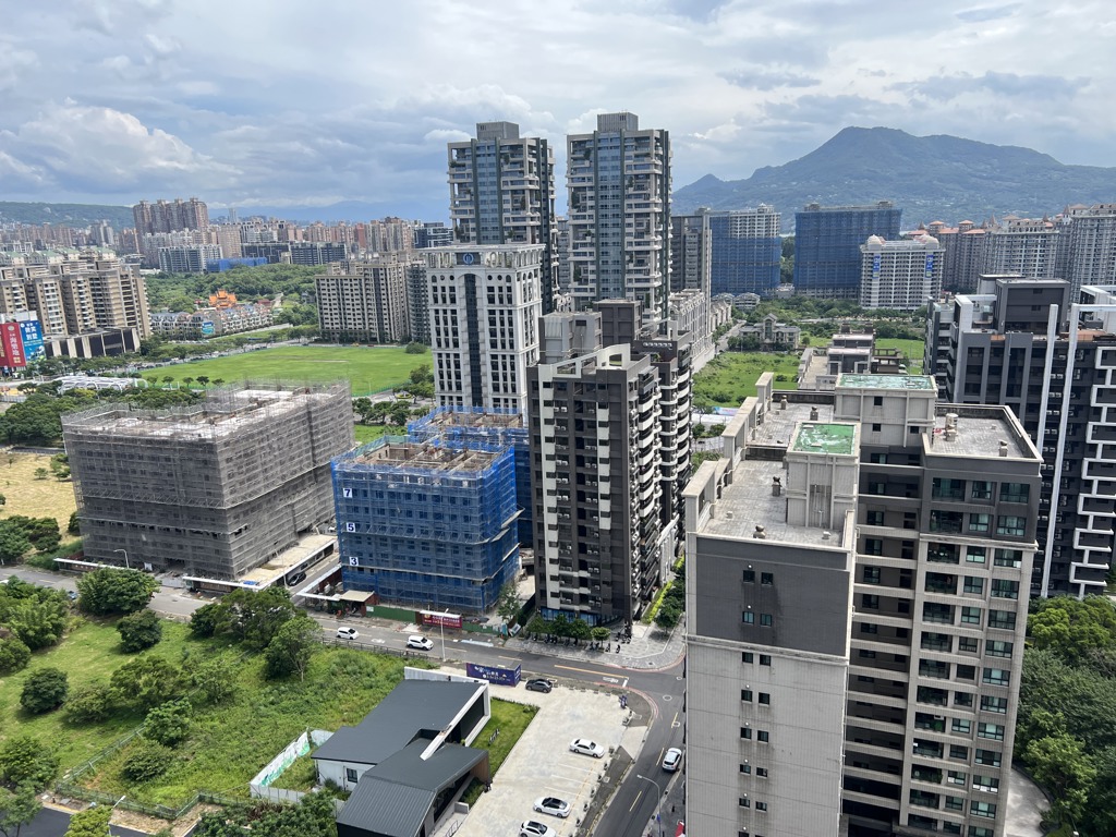 新北萬里區、桃園中壢區、台中西屯區、台南中西區及高雄三民區，榮登六都最有機會以1萬元繳清1個月房貸代表區域。(圖/台灣房屋提供)