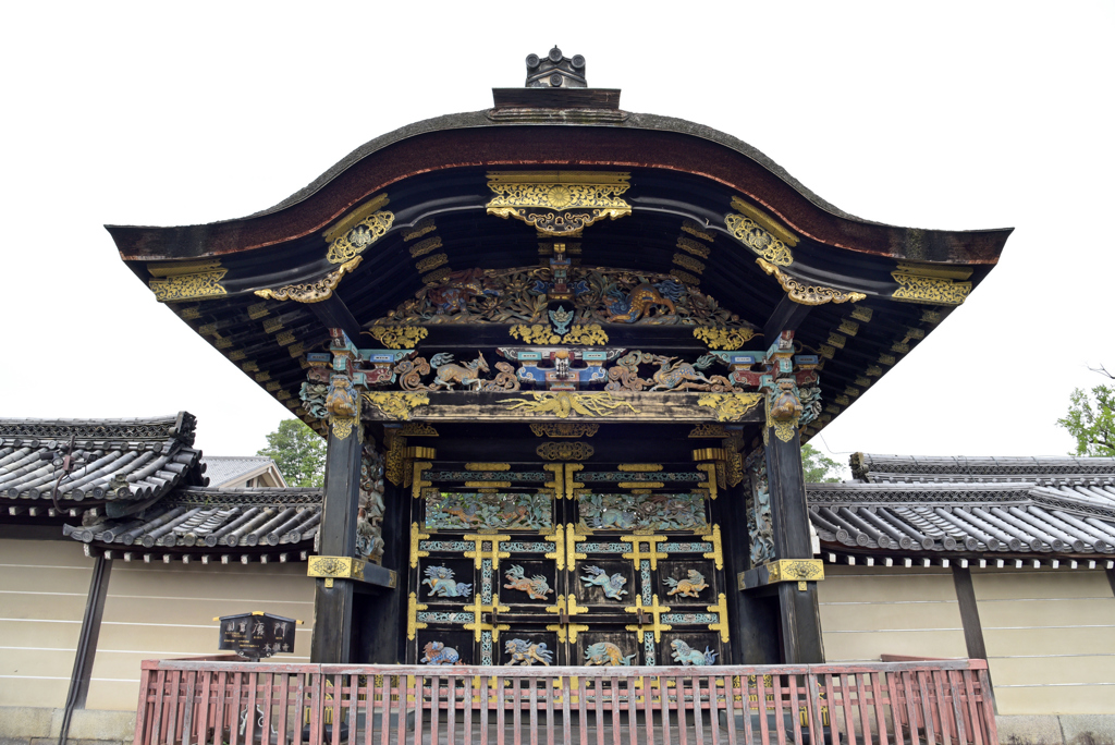 西本願寺圍牆南側的唐門，雕刻裝飾令人目不睱給。(東尼叔 攝)