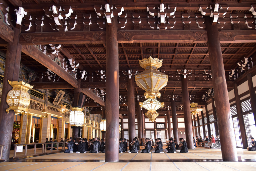 西本願寺清晨的晨朝布教，開放信眾自由參加與聆聽。(東尼叔 攝)