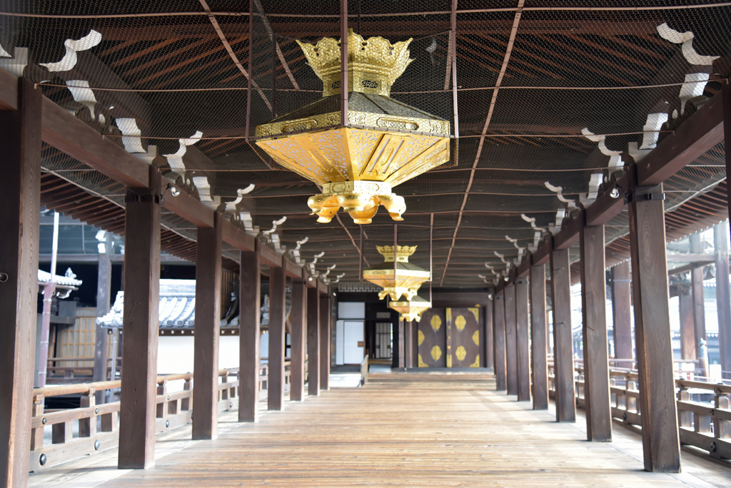 在清晨陣陣頌經聲中，遊客可赤腳於國寶建築的木地板上漫步。(東尼叔 攝)