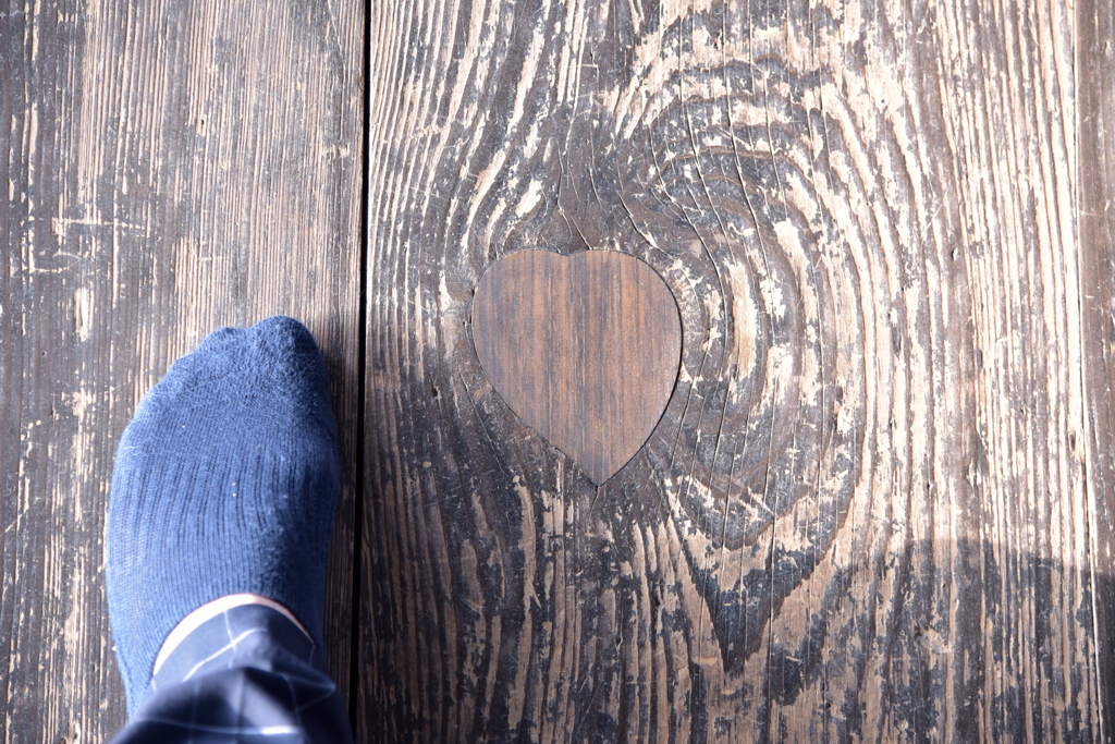 木質地板上安置有許多修補的「埋木」，圖案各異且處處有驚喜。(東尼叔 攝)