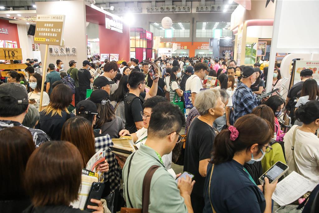旅展周日會場人潮不斷,民眾把握機會搶購優惠。(粘耿豪攝)