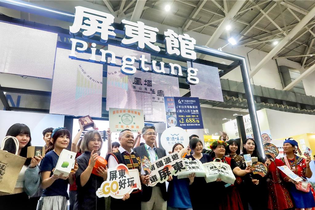 屏東館展區收錄屏東下半年包括路跑、溫泉季等各大活動資訊及報名管道。(粘耿豪攝)