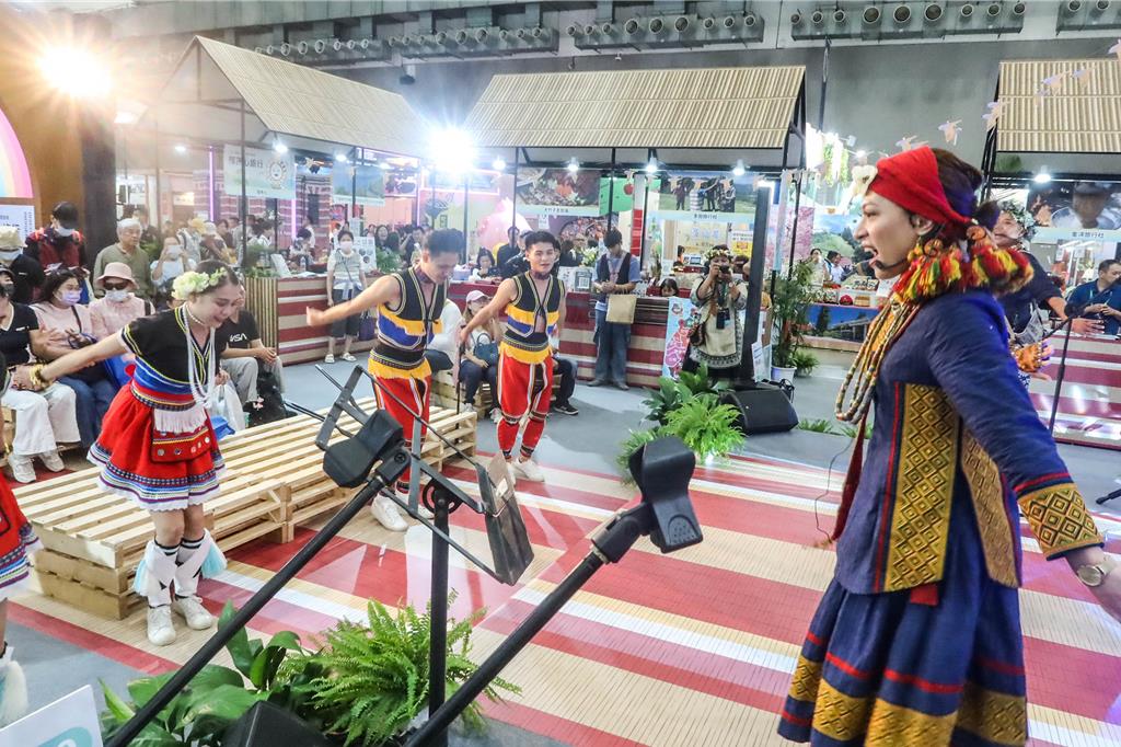 原住民委員會設置的「部落心旅行」展區帶來精彩的原民歌舞演出。(粘耿豪攝)