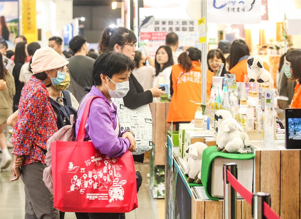 各參展單位除宣傳觀光行程外,攤位內的商家也擺出特色商品供民眾選購。(粘耿豪攝)