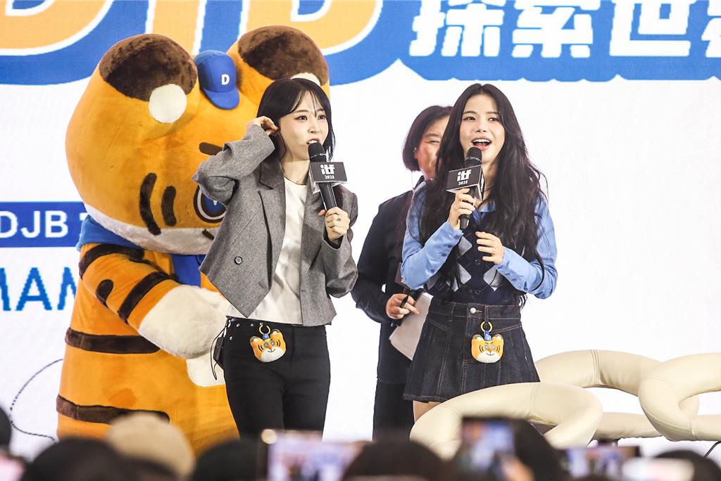 MAMAMOO成員頌樂(右)、玟星(左),現身國際旅展參與網卡品牌活動。(粘耿豪攝)