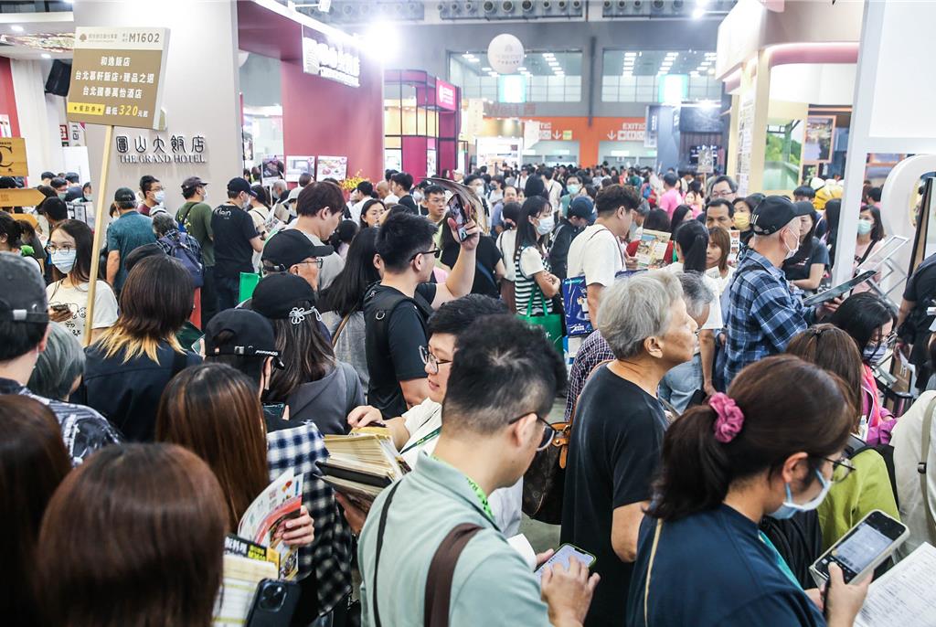 MAMAMOO成員頌樂、玟星現身國際旅展參與網卡品牌活動,現場擠爆大批粉絲。(粘耿豪攝)