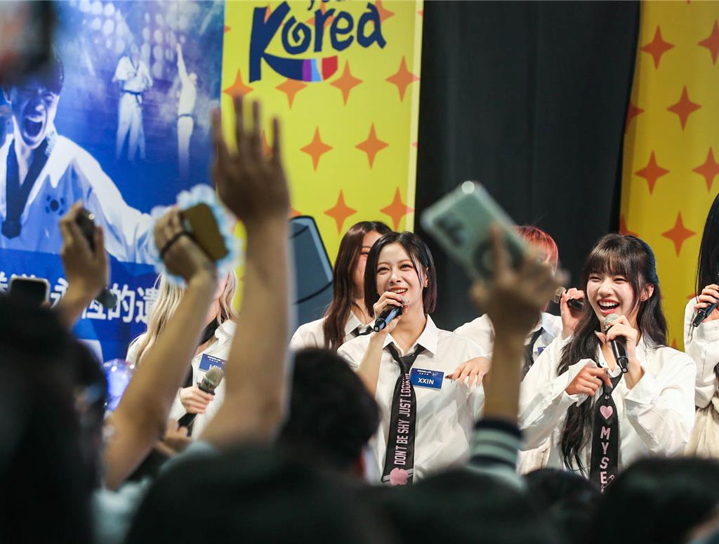 在韓國發片的人氣女團GENBLUE幻藍小熊受韓國觀光公社之邀到旅展韓國館分享韓國旅遊。(粘耿豪攝)