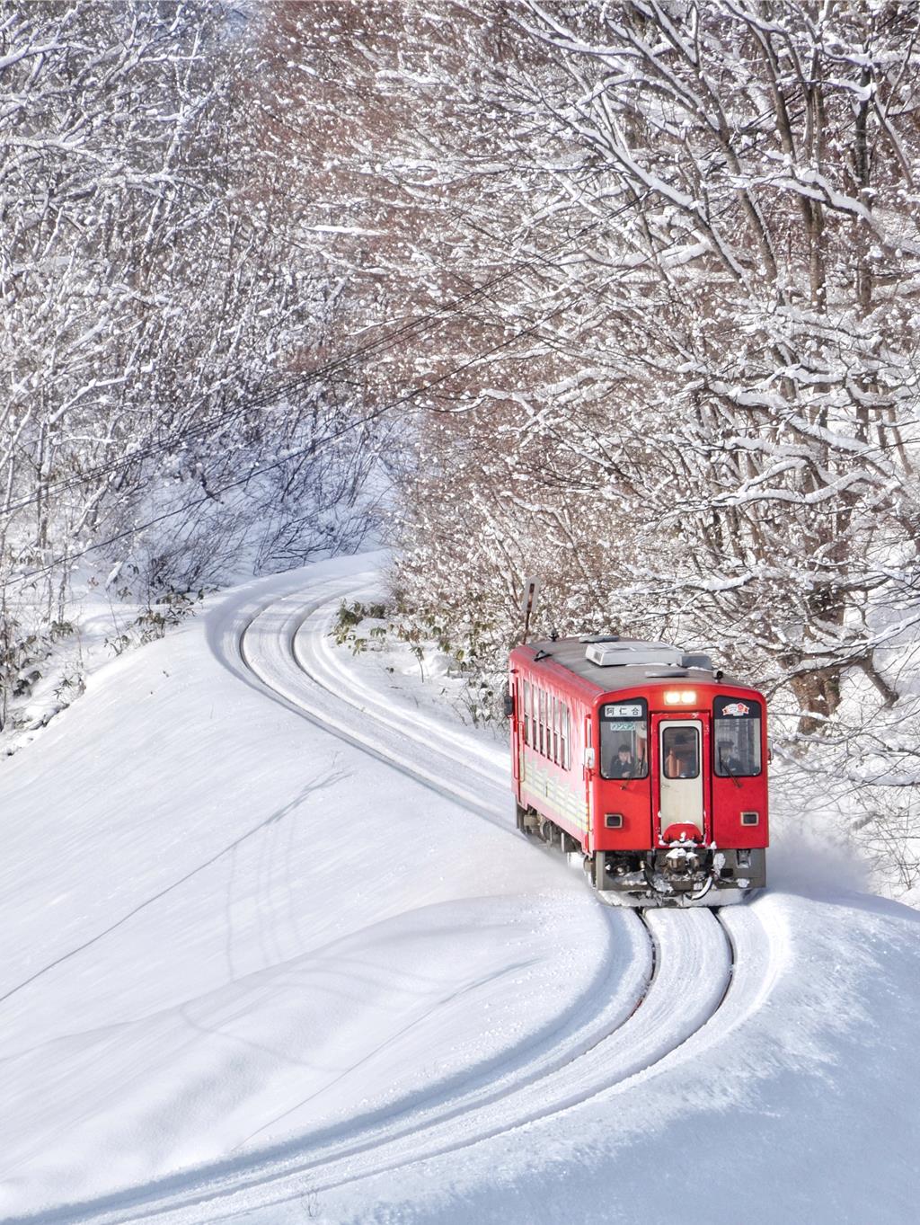 冬季搭乘秋田內陸線,欣賞沿途絕美雪景。(燦星旅遊提供)