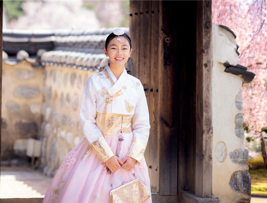 燦星推出濟州限定「韓服拍攝寫真體驗」,從妝髮、棚拍到取景、修片一次搞定。(燦星旅遊提供)