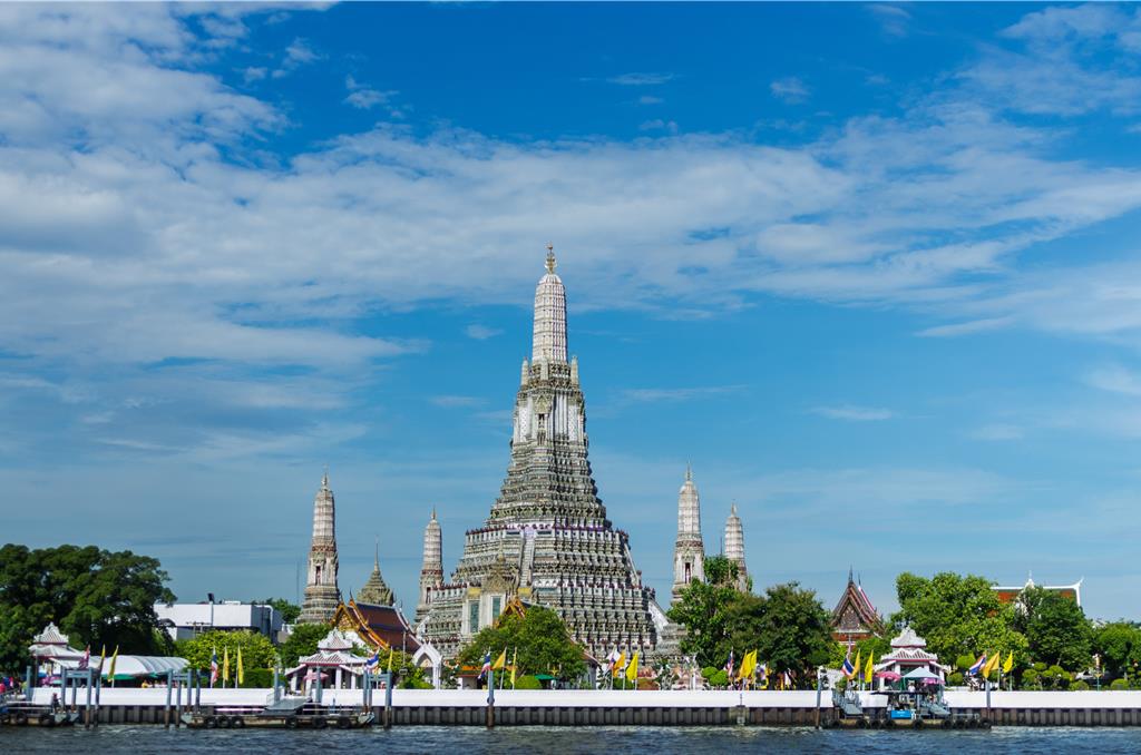 泰國「五星泰新鮮6日」升等五星房型,搭船遊覽披耶河風光,圖為鄭王廟。(五福旅遊提供)