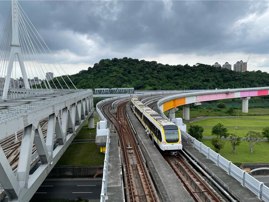 鳳凰來勢洶洶 新北捷運:視風雨狀況調整班距