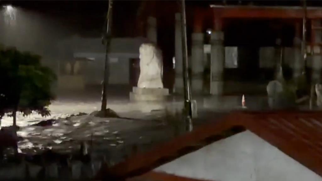 影》馬太鞍溪水位暴漲!便道已封閉 泥水淹進台9線、警方啟動管制